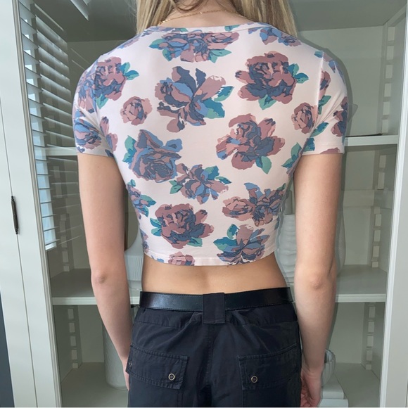 Aritzia short sleeve floral crop top, women’s size XS - Picture 3 of 7
